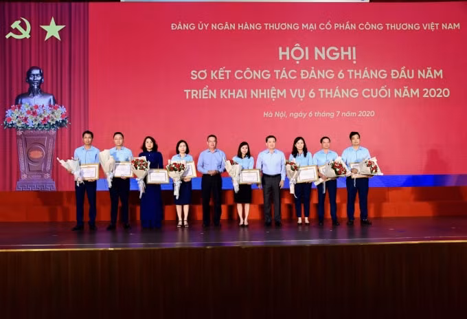 8 chi bộ đạt danh hiệu “Trong sạch vững mạnh” tiêu biểu 5 năm (2015 - 2019)