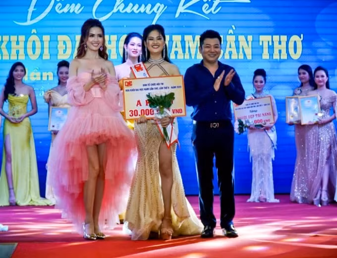 Ban tổ chức trao danh hiệu Á khôi 1 cho nữ sinh Phan Thị Trúc Mai