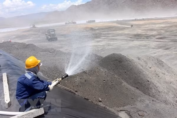 Một bãi chứa tro, xỉ than ở nhà máy nhiệt điện Vĩnh Tân 2. Ảnh: LĐO