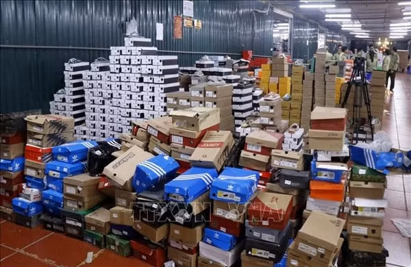 Trong kho chất đầy hàng hóa có xuất xứ từ Trung Quốc