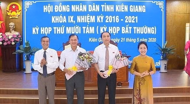 Ông Lâm Minh Thành (thứ 2 từ phải qua) nhận hoa chúc mừng của lãnh đạo tỉnh Kiên Giang.