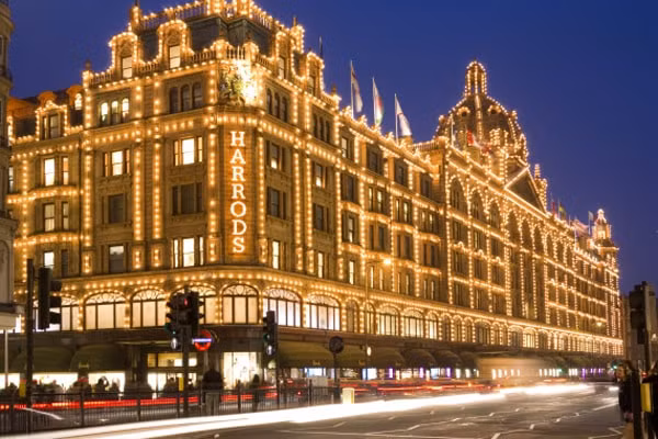 Hãng&nbsp;bán lẻ hàng xa xỉ Harrods lớn bậc nhất nước Anh chịu chung số phận. Ảnh: TL.