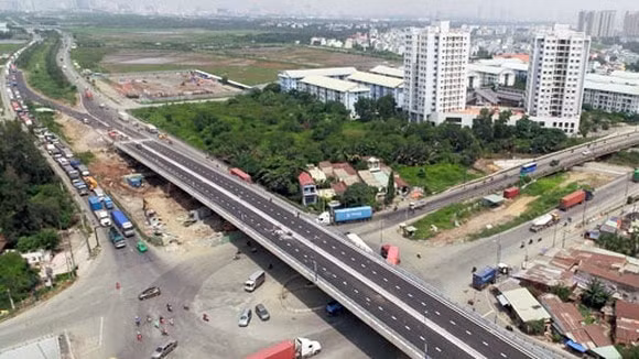 Nút giao Mỹ Thủy vẫn chưa được hoàn thiện do vướng đền bù giải phóng mặt bằng. Ảnh: TL.