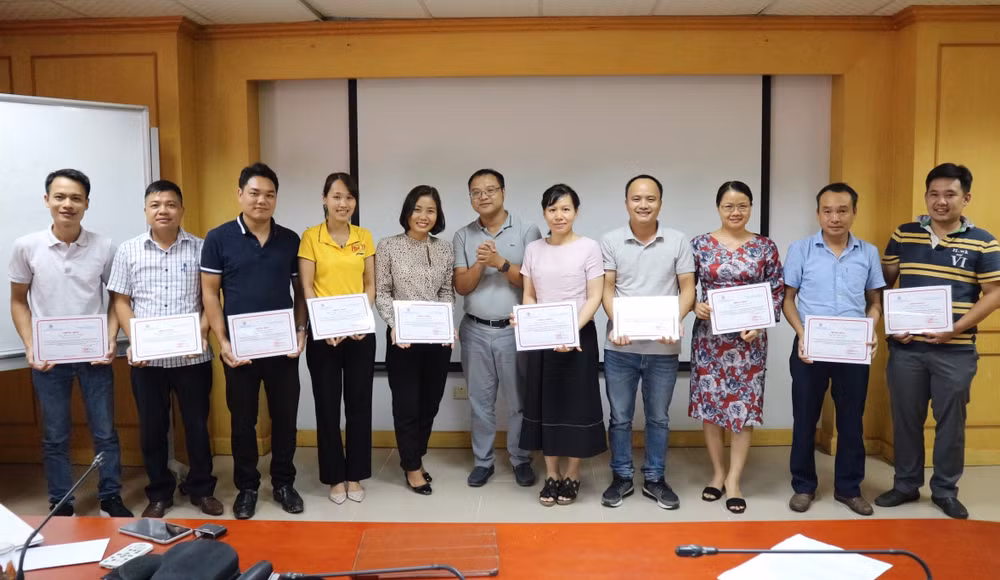 Ban tổ chức trao chứng chỉ nghiệp vụ cho các học viên hoàn thành khoá bồi dưỡng. Ảnh: Song Nguyễn