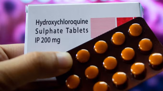 Tổ chức Y tế thế giới đã tạm dừng các thử nghiệm thuốc sốt rét hydroxychloroquine và thuốc kết hợp lopinavir/ritonavir ở bệnh nhân Covid-19 - Ảnh: Reuters