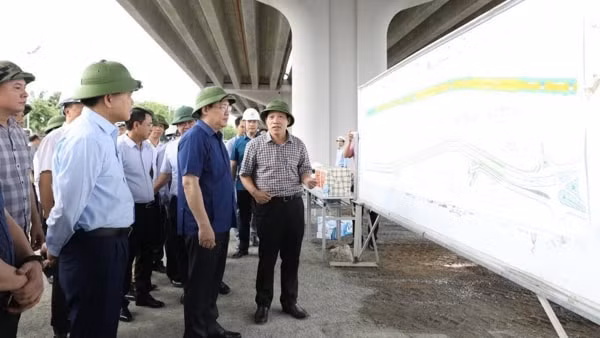 Bí thư Thành ủy Hà Nội nghe báo cáo về dự án đầu tư mở rộng tuyến đường vành đai 3 đoạn Mai Dịch - cầu Thăng Long