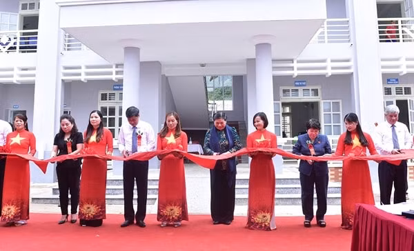 Phó Chủ tịch Thường trực Quốc hội Tòng Thị Phóng và các đại biểu cắt băng khánh thành Trạm y tế xã Xuân Nha, huyện Vân Hồ. Ảnh: quochoi.vn