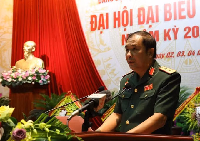 Trung tướng Phùng Sĩ Tấn phát biểu tại Đại hội.