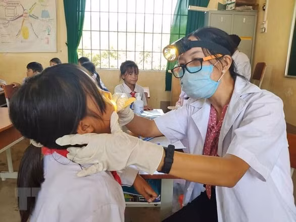 Ngành y tế Đắk Nông khám, điều trị bệnh bạch hầu. Ảnh: TTXVN