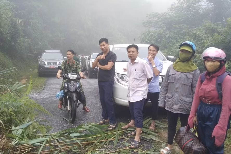 Sạt lở đất đá vùi lấp gây cản trở một số tuyến đường giao thông.
