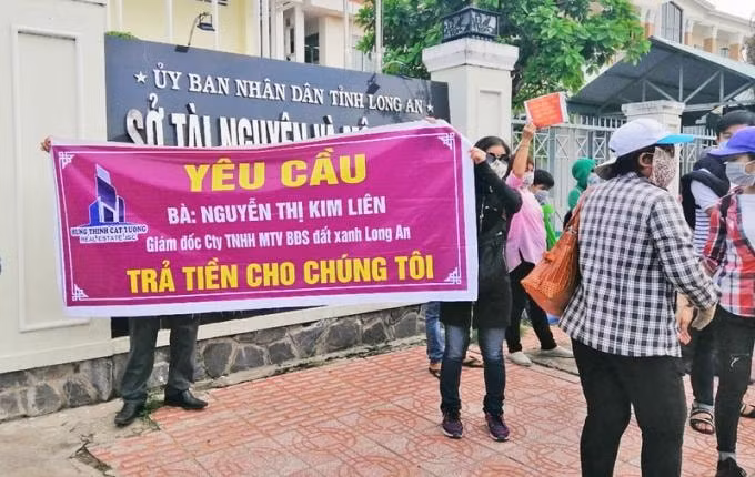 Người dân, khách hàng nhiều lần căng băng rôn cầu cứu tại UBND tỉnh Long An.