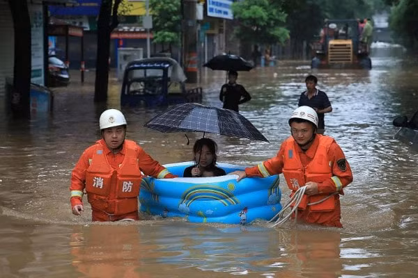 Người dân được di tản khỏi khu vực mưa lũ. Ảnh: TL.