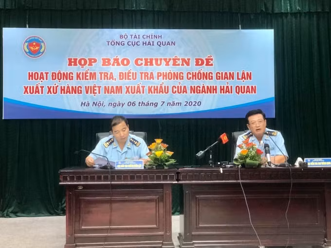 Đại diện Tổng cục Hải quan phát biểu tại buổi họp báo. Ảnh: Dương Lâm