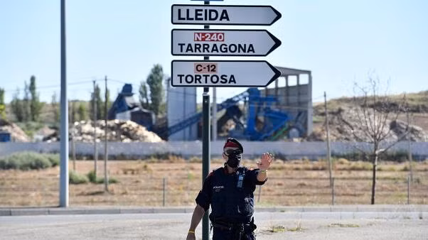 Một cảnh sát tại điểm kiểm soát cách ly ở Galicia, Tây Ban Nha. Ảnh: Euronews