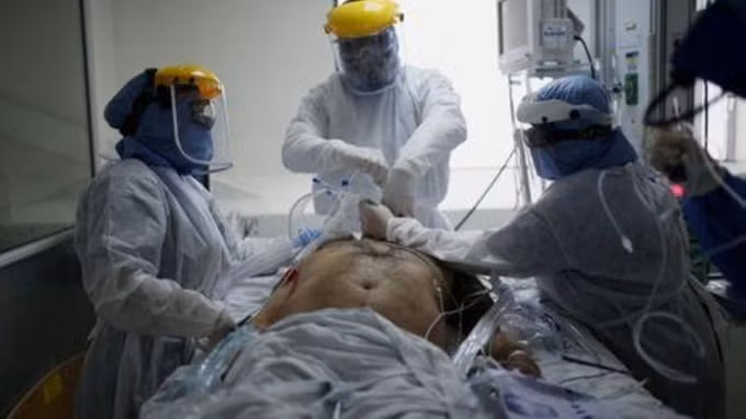 Bắc sĩ đặt ống thở cho một bệnh nhân tại Bogota, Colombia. Ảnh: Reuters