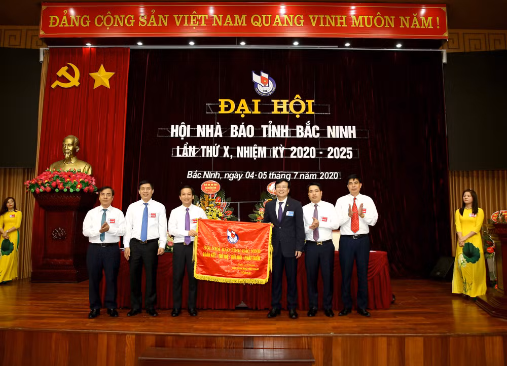 Ông Hồ Quang Lợi, Phó chủ tịch Thường trực Hội Nhà báo Việt Nam tặng Bức trướng cho Hội nhà báo tỉnh Bắc Ninh(ảnh: Sơn Hải).