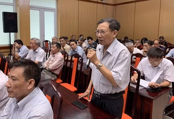 Cử tri phường Bạch Đằng (quận Hai Bà Trưng) nêu ý kiến tại buổi tiếp xúc cử tri trước Kỳ họp thứ 15 HĐND TP Hà Nội khóa XV. Ảnh: KTĐT