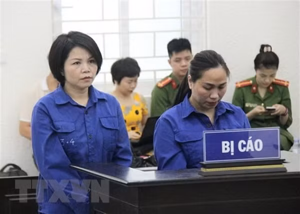 Bị cáo Nguyễn Thị Vững và bị cáo Nguyễn Thị Vân tại phiên tòa. Ảnh: TTXVN