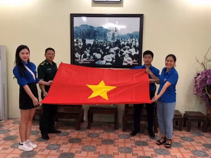 Đoàn trao cờ Tổ quốc cho đồn biên phòng Cát Bà.