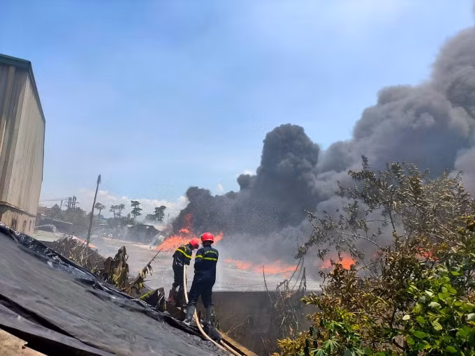 Đám cháy bùng phát ở thời điểm giữa trưa nắng nóng, khiến công tác chữa cháy gặp khó khăn.