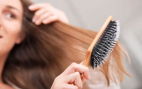 Chải tóc nhiều lần là nguyên nhân khiến tóc ngày càng gãy rụng. Ảnh: TL.