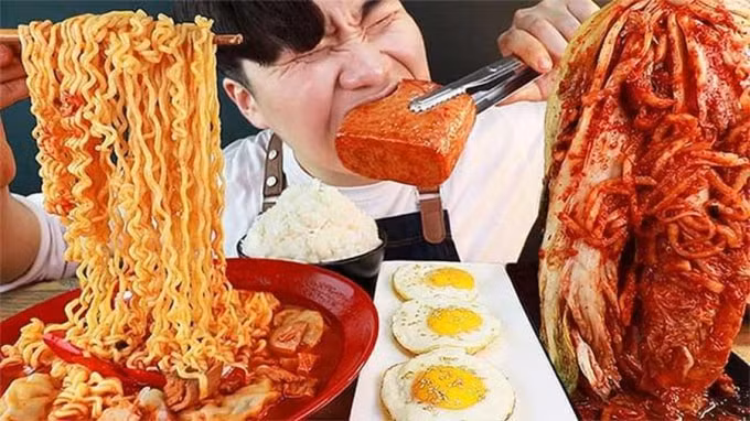 Trào lưu quay mukbang - 'ăn cho người khác xem' tiềm ẩn nhiều rủi ro cho sức khỏe của người thực hiện. Ảnh minh họa