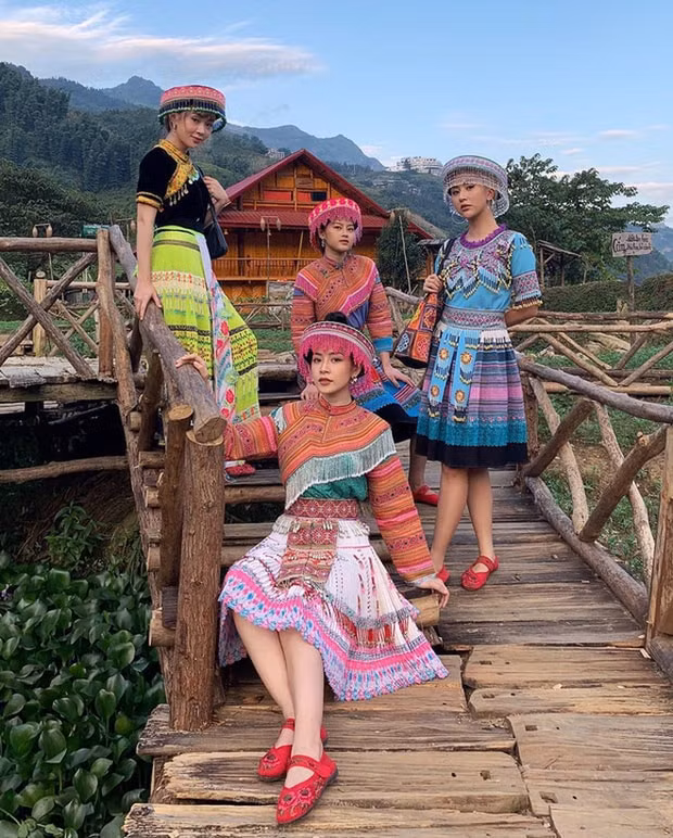 Địa điểm cả hai đến cũng trùng khớp với nơi bộ tứ từng vui vui vẻ vẻ 1 năm trước.