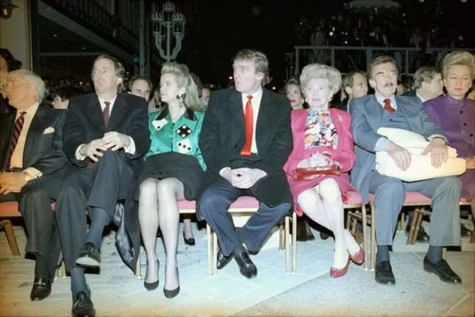 Donald Trump (giữa) tại Trump Taj Mahal ở Atlantic City, N.J. năm 1990. Cha mẹ của ông, Mary và Fred; chị Maryanne Trump Barry (phải), em trai Robert Trump (trái), và vợ ông, Blaine, thứ ba từ trái sang. (Charles Rex Arbogast / AP)
