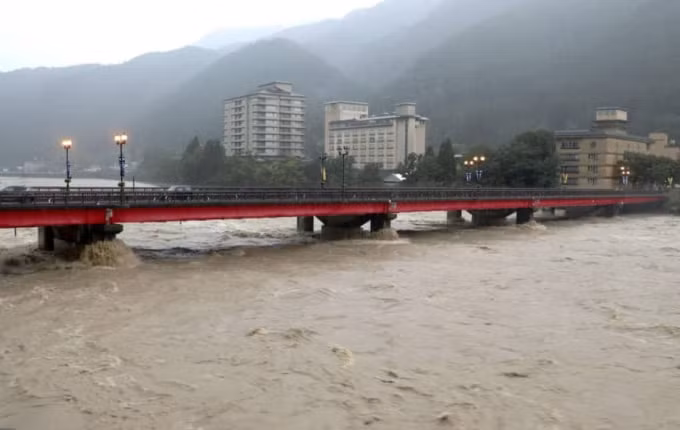 Sông Hida ở thành phố Gero, tỉnh Gifu, vào sáng thứ Tư - Ảnh: KYODO