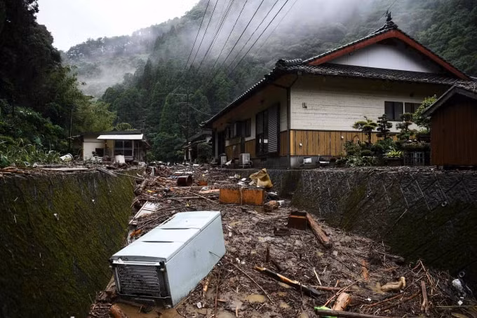 Khung cảnh đổ nát trong khu dân cư bị mưa lớn ở Ashikita, tỉnh Kumamoto hôm thứ Ba - Ảnh: AFP-Jiji