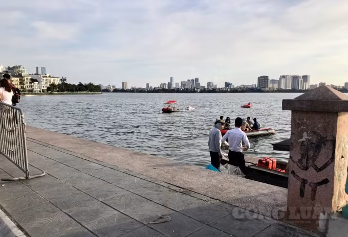 Thậm chí có cả dịch vụ đi xuồng, mô tô dưới nước tại những nơi có biển cấm, rào chắn