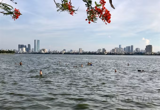 Theo quan sát của PV, đa phần người bơi lội là các cháu học sinh cấp 1, cấp 2 thậm chí nhỏ tuổi hơn được bố mẹ đưa đi. Chỉ cần một miếng xốp to hoặc vài chai nhựa lớn là người dân đã có thể vô tư lao xuống, bơi lội giữa Hồ Tây rộng lớn