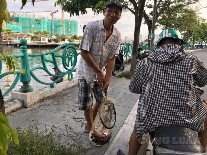 Người đàn ông vui vẻ khoe 