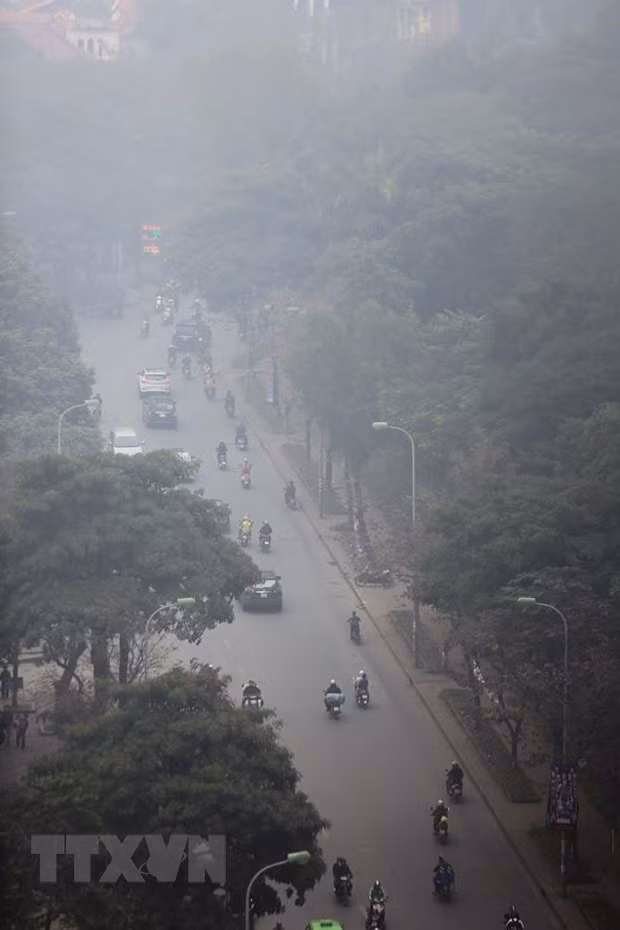 Hà Nội nhìn từ trên cao với lớp khói bụi sương mù bao phủ dày đặc. Ảnh: NVCC.
