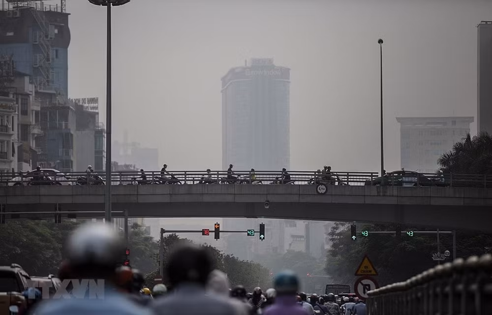 Bức ảnh ghi nhận tại Ngã Tư Sở - Trường Chinh - Đại La bị chính sự ô nhiễm không bí bao phủ như sương mù. Ảnh: NVCC.