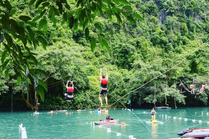 Các trò chơi thể thao và đu dây zipline tại Sông Chày - Hang Tối. Ảnh: TL.