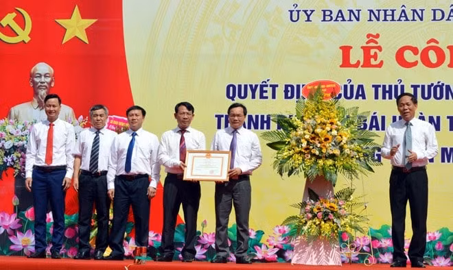 Thừa ủy quyền của Thủ tướng Chính phủ, lãnh đạo tỉnh Yên Bái trao Quyết định công nhận TP. Yên Bái hoàn thành nhiệm vụ xây dựng nông thôn mới năm 2019.