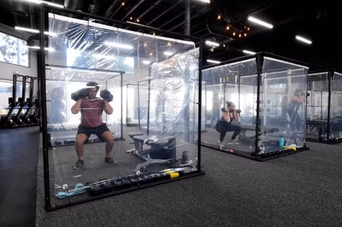 Các phòng tập gym ở Redondo Beach, California (Mỹ) đều lắp tấm chắn nilon để các hội viên hạn chế tiếp xúc. (Nguồn: AFP)