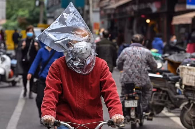 Đây là một trong những cách phòng Covid-19 được người dân Vũ Hán, Trung Quốc áp dụng. Tuy nhiên, không biết những chiếc túi nilon này sẽ về đâu. (Nguồn: AFP)