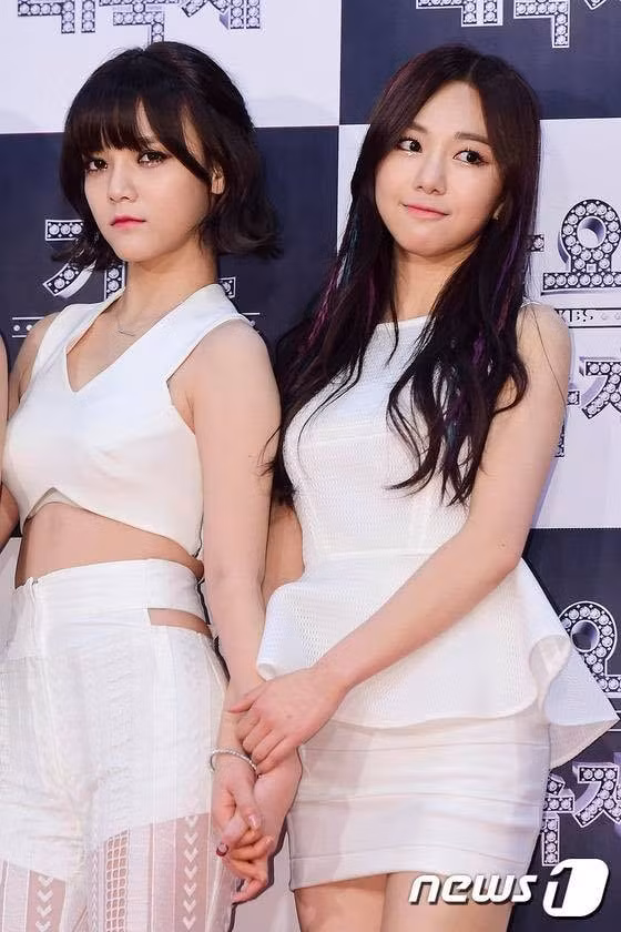 Mina (bên phải) và Jimin (bên trái).