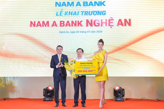 Đại sứ Nam A Bank – Hoa hậu Hoàn vũ Việt Nam 2019 Nguyễn Trần Khánh Vân trao tặng 100 triệu đồng đến Hội nạn nhân chất độc da cam tỉnh Nghệ An.