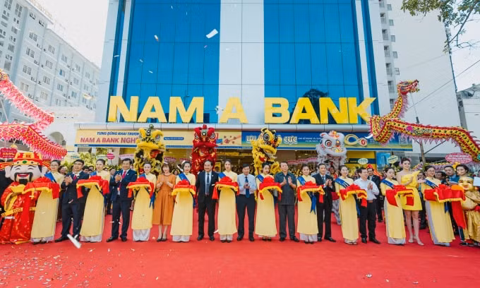 Nghi thức cắt băng khai trương Nam A Bank Nghệ An.