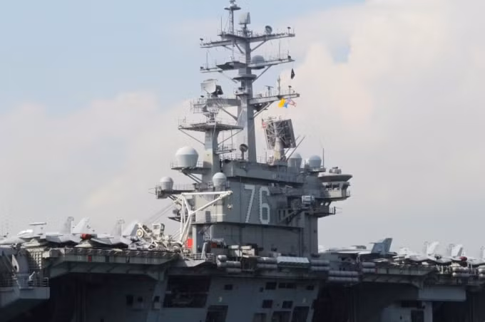 Tàu sân bay USS Ronald Reagan của Hải quân Hoa Kỳ trong chuyến thăm Hong Kong, Trung Quốc vào ngày 21 tháng 11 năm 2018 - Ảnh: Reuters