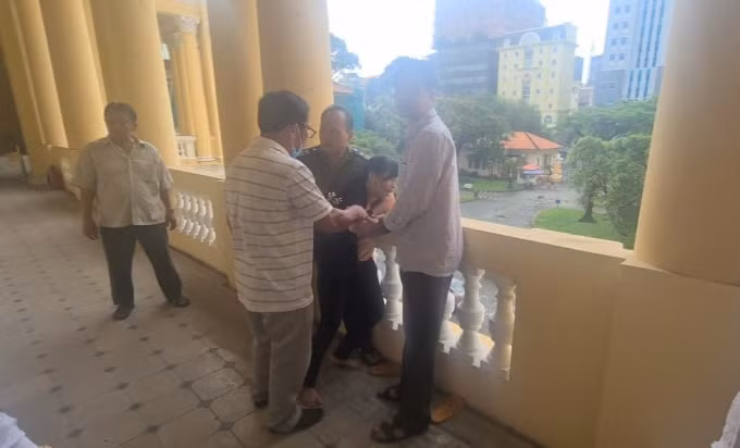 Bà Trần Thị Mỹ Hiệp (41 tuổi, vợ ông Dư) đã chạy ra hành lang tòa án định nhảy lầu tự tử sau khi nghe tòa tuyên án.