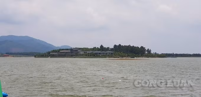 Dự án Đảo Ngọc được doanh nghiệp cho xây dựng rầm rộ nhưng không phép giữa lòng hồ Đại Lải.