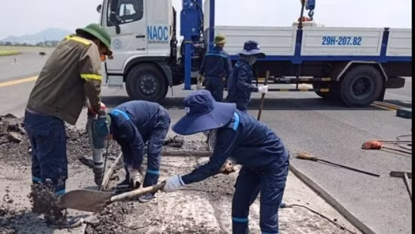 Việc luân phiên đóng cửa để nâng cấp hệ thống đường cất hạ cánh, đường lăn của 2 Cảng Hàng không Quốc tế Nội Bài, Tân Sơn Nhất là một trong những nguyên nhân khiến nhiều chuyến bay trễ giờ. Ảnh: TL