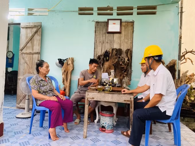 Cán bộ điện lực Vân Đồn đến làm việc với gia đình bà Gái. Ảnh: TL.