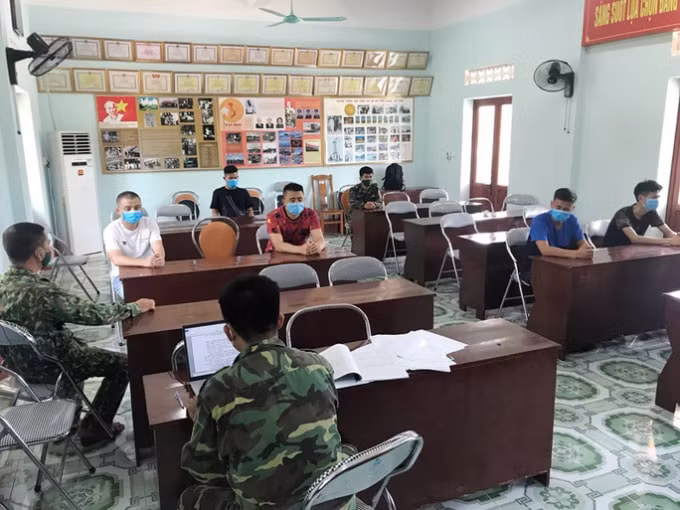 Các đối tượng người Trung Quốc vượt biên trái phép được đưa về Đồn Biên phòng Trà Cổ để làm rõ. Ảnh: TL