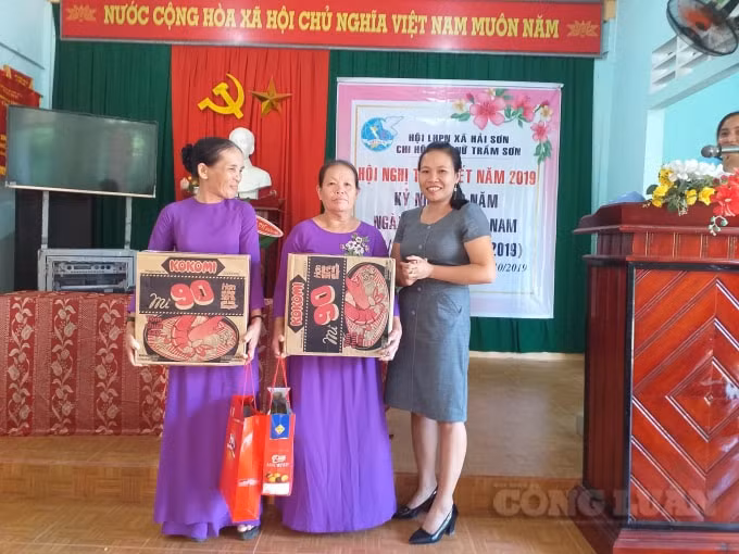 Bà Lê Thị Hồng Thủy, Chủ tịch Hộ Phụ nữ xã Hải Sơn tặng quà cho hội viên thôn Tân Sơn.