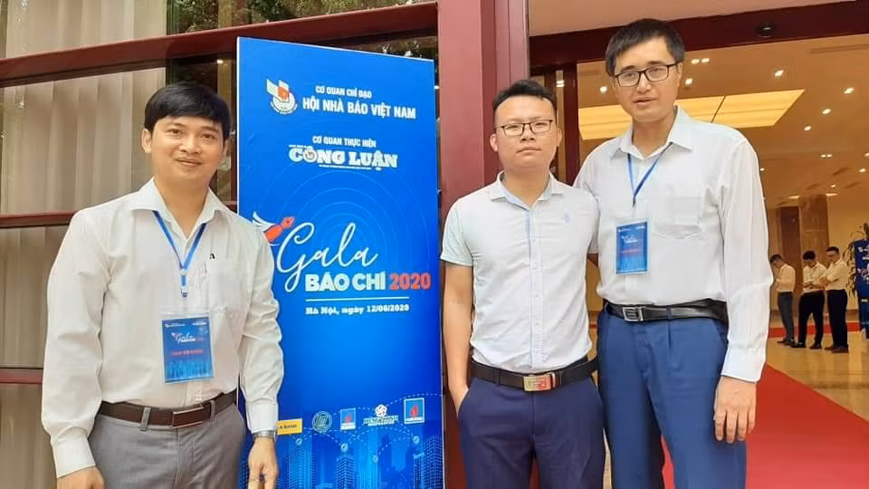 Tác giả Nguyễn Văn Dương (giữa) Tạp chí điện tử Tri thức trực tuyến (Zingnews) đạt giải cho Top 10 “Khoảnh khắc báo chí 2019”.